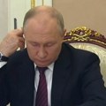 Putinov snimak postao viralan, jedan potez sa satom podgrejao nove teorije zavere: "Sad je jasno da to nije on" (video)