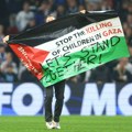 Prekinut meč Lige šampiona zbog Palestine: Navijač utrčao i poručio - Prestanite da ubijate decu u Gazi!