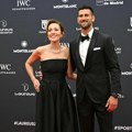 Srpski par blistao na crvenom tepihu: Pogledajte kako su Novak i Jelena obučeni za ceremoniju Laureus! Video