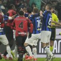 Haos, tuča - titula! Bura u italijanskom fudbalu, derbi Milan - Inter okončan skandalom (video)