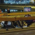 Stravična nesreća kod Beogradskog sajma: Vozilo potpuno smrskano završilo na krovu, prolaznici izvlače ljude iz auta…