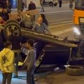 VIDEO: Stariji muškarac i žena teško povređeni u prevrtanju vozila kod Mostarske petlje