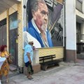 Niš dobio prvi mural posvećen novinaru - na zgradi u kojoj je Milorad Doderović živeo