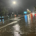 Ljude izvlače iz vozila, voda ušla u tržne centre: Nevreme izazvalo potop u ovom delu Beograda