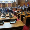 Skupština Srbije nastavila rad: Većina poslanika opozicija nije u sali: Raspravlja se o "zvučnom topu" na protestu u…