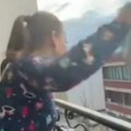 Zvezda Granda snimljena kako baca kesu sa đubretom preko terase! Potezom zgrozila ljude: "Nije teško biti fin"