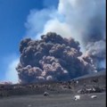 (Video) Oblak dima visok nekoliko kilometara, turisti panično beže! Drama na Siciliji: Nova erupcija Etne, urušio se deo…
