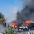 Dim kulja kod pančevca: Vatra "progutala" tri vozila: Vatrogasci na licu mesta gase buktinju (video)