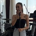 Pevačica pevala na proslavi razvoda, nije znala šta je snašlo! Žena je častila sa 500 evra, a muž izvadio...