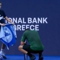 Scena koja je zabrinula sve u Atini pred kraj meča: Novak je čučnuo, počeo je teško da diše...