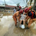 Nakon razornog zemljotresa, stravičan tajfun pogodio Filipine: Preko stotinu mrtvih, vodena stihija odnela automobile, ulice u…