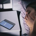 Mobilni vam je pored glave dok spavate? Možda vam se zato ovo dešava