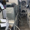Policijska zaplena robe vredne skoro milion dinara: Trojka prodavala belu tehniku i mobilne telefone na crno