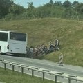 Vozači, oprez: Autobus pun dece ostao u kvaru kod isključenja za Bešku FOTO