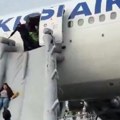 (Video) Izbio Požar na avionu punom putnika! Ljudi evakuisani toboganima, aerodrom zatvoren