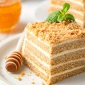 Medena pita: Recept za domaći kolač koji je svakim danom sve ukusniji