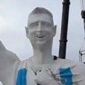 Leo Mesi dobio bizarnu statuu tešku 70 tona, mnogi se pitaju zbog čega je trofej na "nezgodnom" mestu
