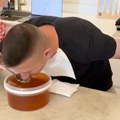 Pojeo više od kilo meda za minut i ušao u Ginisovu knjigu: Bizaran rekord je ogroman napor za organizam, ljudi gledaju i ne…