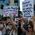 Protesti u Tirani: Demonstranti doneli Rami betonsku tortu, gađali policijsku stanicu
