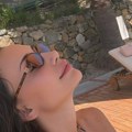 Poput modela! Emina Jahović u bikiniju raspametila sve: Ovaj detalj na njoj svi komentarišu "Najlepša ženo..."