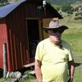 Zovu ga Fojnički Robinzon: Mujo živi sam u tri kuće, a dve je sam napravio i to od drveta, voza ih gde poželi