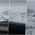 Dok Evropa gori na 50 stepeni, oni se smrzavaju! Sneg pao na plaže, ulična trka po ledu umesto kupanja!