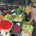 VISOKE CENE SEZONSKOG VOĆA I POVRĆA, prodavci složni - ljudi manje kupuju i samo ono što moraju (FOTO)