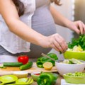 Četiri namirnice koje mnoge žene izbegavaju da jedu tokom trudnoće, a ne bi trebalo