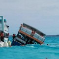 Brod sa 100 turista počeo da tone, ljudi skakali u vodu: Poginula žena, plovili ka Bahamima (video)