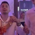 Aleksa Avramović "glavni" na Smajlijevoj svadbi: Đuskao sa čašicom rakije, pa pokazao svoje pevačko umeće