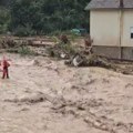 (Video) Dramatičan snimak iz Bosne: Čovek stoji na parčetu zemlje okružen podivljalim bujicama, spasioci očajnički…