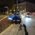 Bmw-om se zakucao u banderu Vozač pobegao s lica mesta (foto)