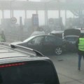 Karambol na naplatnoj rampi Stara Pazova: Lančani sudar više automobila, gusta magla, jedva se vidi (foto)