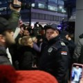 Demonstranti pokušali da uđu u skupštinu Kraljeva: Jedan proleteo kroz staklo na vratima, a „lete“ i jaja ka policiji