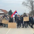 „Noge su nam blatnjave“: Meštani Ohridskog naselja blokirali put ka Vučju, traže ispunjenje zahteva (video)