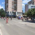 Policija pomerila građane sa raskrsnice u centru grada, oni spremaju blokadu kod Tehnološkog fakulteta