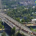 Haos na Mostu na Adi! Tramvaj ispao iz šina, saobraćaj ka Novom Beogradu potpuno blokiran: Ljudi peške prelaze preko reke