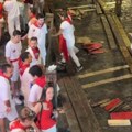 Sve više žena učestvuje u trci u Pamploni Na tradicionalnom španskom festivalu učesnici pokušavaju da trče ispred rogova bika…