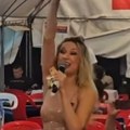 Rada peva ispod šatora, u ruci ne može stati bakšiš: Pevačica usijala atmosferu "Ovako ceo dan na +50"