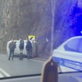 Страшна несрећа на путу Ужице-Чајетина: Изгубио контролу над возилом, ударио у камену обалу, па се преврнуо (фото)