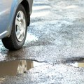 Oštetili ste auto zbog rupe na putu: Ko ima pravo na nadoknadu štete i kako izgleda procedura