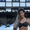 Slobina žena u kupaćem kostimu na snegu: Skinula se na minusu, a od prizora staje dah! Pokazala bujne obline.