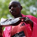 Save u Londonu učinio nemoguće - prvi u istoriji istrčao maraton za manje od dva sata