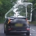 Autogol vozač kažnjen sa 200 evra: Pogledajte samo šta je prevozio na krovu automobila!