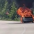 Od vozila nije ostalo ništa: Potpuno izgoreo automobil na putu ka Mokroj Gori