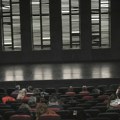 "Ustaću tlačen na čelične vojske sa drvenim mačem": Glumci JDP-a na performansu povodom početka nove sezone poručuju da ne…