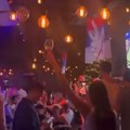 (Video) Saša Matić peva za Novaka i košarkaše, trobojka se vijori: Atmosfera uzavrela, svi nazdravljaju i horski prate…