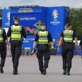 Drama u Nemačkoj: Pucnjava u blizini fan zone! Policija juri čoveka sa sekirom! (video)
