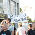 Bizarna scena na protestu u Pančevu: Sve manje ljudi, a sve više čudaka VIDEO