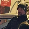 Vojin Ćetković došao na mesto incidenta: Nakon što je Sloboda Mićalović pretučena, glumac sa policijom u Zemunu (foto)